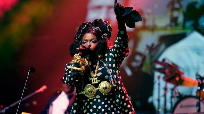 Lauryn Hill subiu ao palco por volta das 2h30 da manhã, no último fim de semana, e o Essence Fest assumiu a responsabilidade pelo atraso da icônica cantora. (Foto: Reprodução)