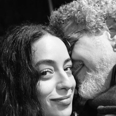 Atriz de novelas vive romance com diretor e surpreende fãs com nova relação