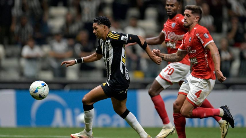Rony conduz a bola durante partida entre Atlético-MG e Cienciano, pela Copa Sul-Americana (Foto: Douglas Magno - 9.mai.2025/AFP)