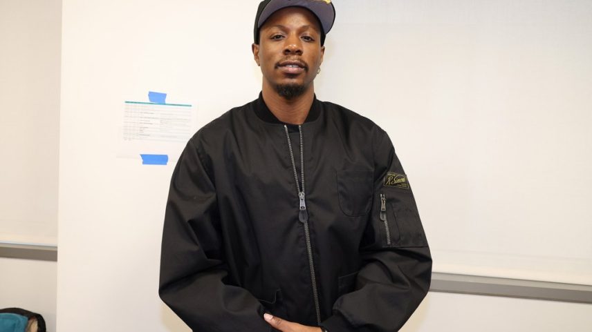 Joey Bada$$ culpou sua gravadora pelo atraso de seu novo álbum, que deveria ser lançado em 1º de agosto, em um vídeo postado no Instagram. (Foto: Reprodução)