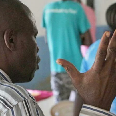 Cristão é assassinado por familiares muçulmanos durante oração em Uganda