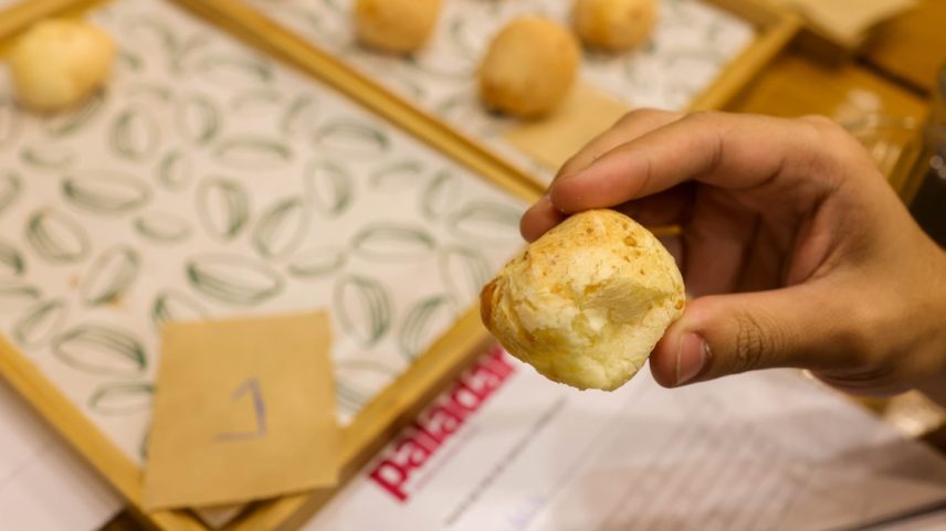 Apenas pães de queijo tradicionais foram colocados à prova; versões especiais ou recheadas ficaram de fora (Foto: Tiago Queiroz/Estadão)