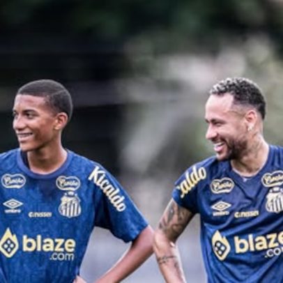 Robinho Jr. recebe camisa 7 do Santos em amistoso após apadrinhamento de Neymar