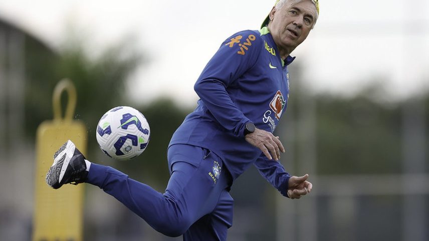 À vontade na seleção, o técnico Carlo Ancelotti domina uma bola durante o treino (Foto: Rafael Ribeiro/CBF)
