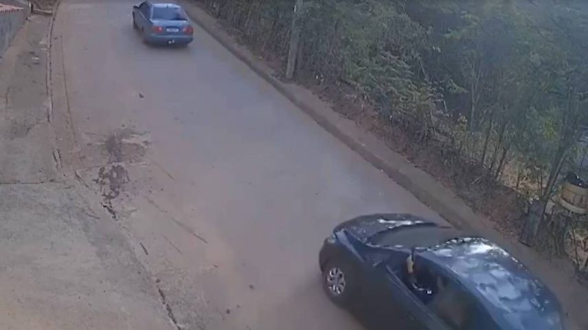 Momento em que policial penal aponta arma para veículo onde estavam pai e filha no interior de MG (Foto: Reprodução/TV Globo)