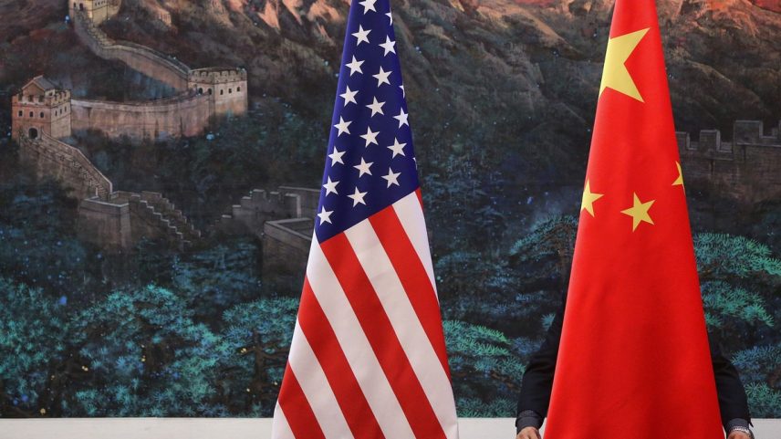 Bandeiras dos EUA e da China lado a lado: países tentam chegar a um acordo sobre tarifas (Foto: Bloomberg)