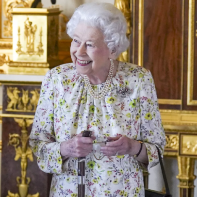 Moda celebra os 100 anos da rainha Elizabeth II com estilo e tradição