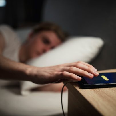Mulheres e trabalhadores em turnos adiam despertador com mais frequência