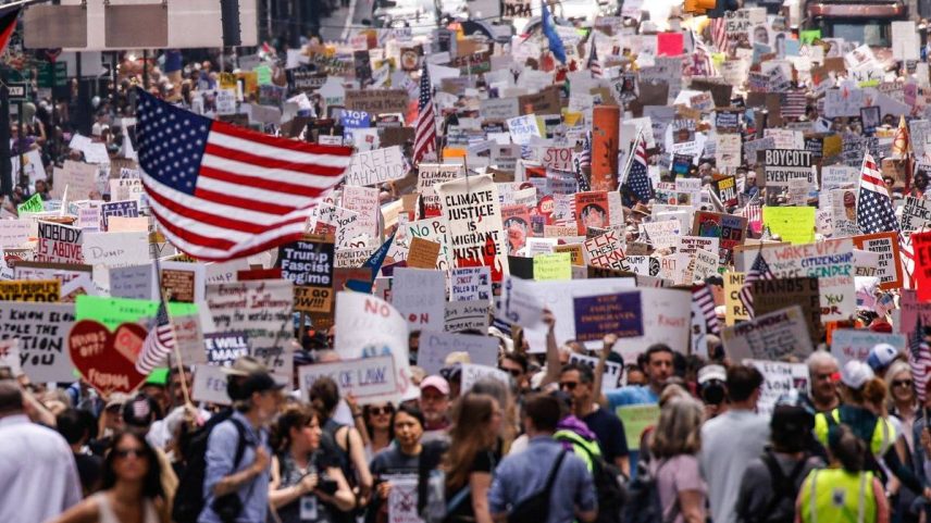 Pessoas marcham em um protesto intitulado 'Proteja os Migrantes, Proteja o Planeta', na cidade de Nova York (Foto: Kena Betancur/AFP)