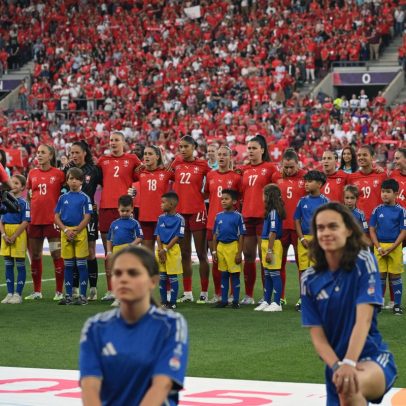 Estádios da Suíça enfrentam filas longas devido à falta de banheiros femininos na Eurocopa