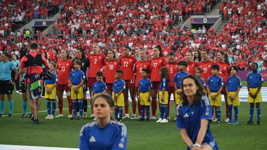 Estádios da Suíça sofrem com falta de banheiros femininos, o que gera longas filas (Foto: Miguel Medina/AFP)