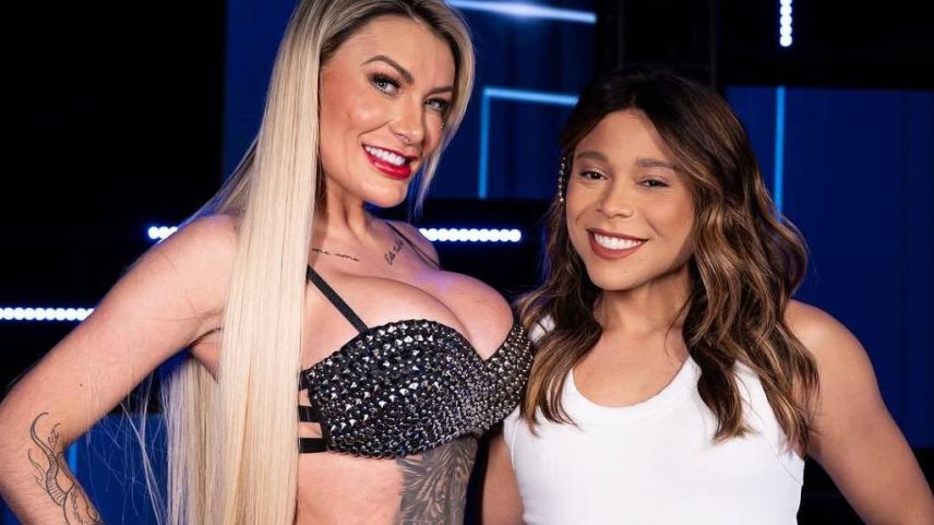 Atual criadora de conteúdo Andressa Urach e a personagem Blogueirinha durante programa de entrevista (Foto: Divulgação)