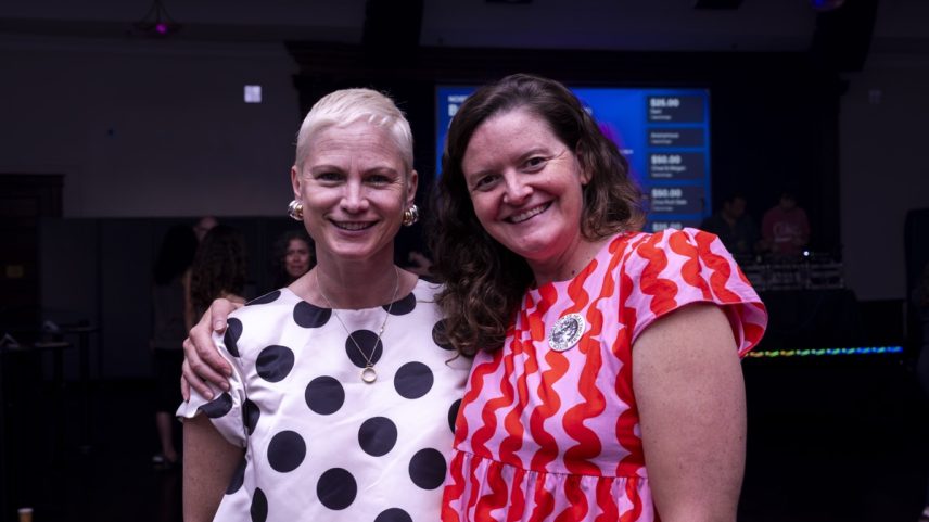 Helen Toomer, fundadora do Upstate Art Weekend, e Amelia Bauer, cofundadora e diretora executiva do Noise for Now, na festa de lançamento e arrecadação de fundos na sexta-feira. (Foto: Sabrina Eberhard/Courtesy Upstate Art Weekend)