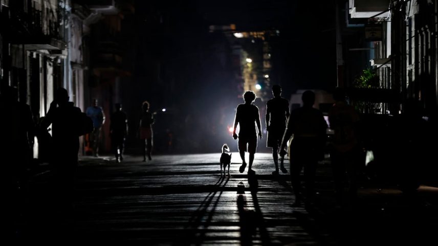 Transeúntes caminham por uma rua durante um apagão em Havana (Cuba), no dia 1 de julho de 2025. (Foto: Ernesto Mastrascusa | Vídeo: EPV)