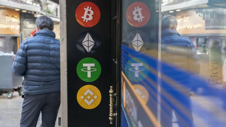 Os logotipos do Bitcoin, Ethereum e Tether fora de uma exchange de criptomoedas em Istambul, Turquia, na quarta-feira, 6 de novembro de 2024. (Foto: David Lombeida | Bloomberg | Getty Images)