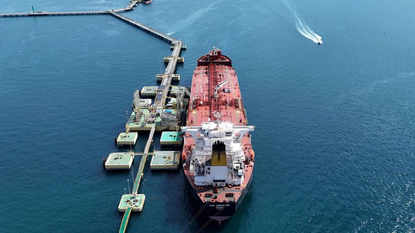 Navio em terminal da Transpetro, subsidiária da Petrobras, em São Sebastião (SP) (Foto: Jorge Silva - 4.jan.25/Reuters)
