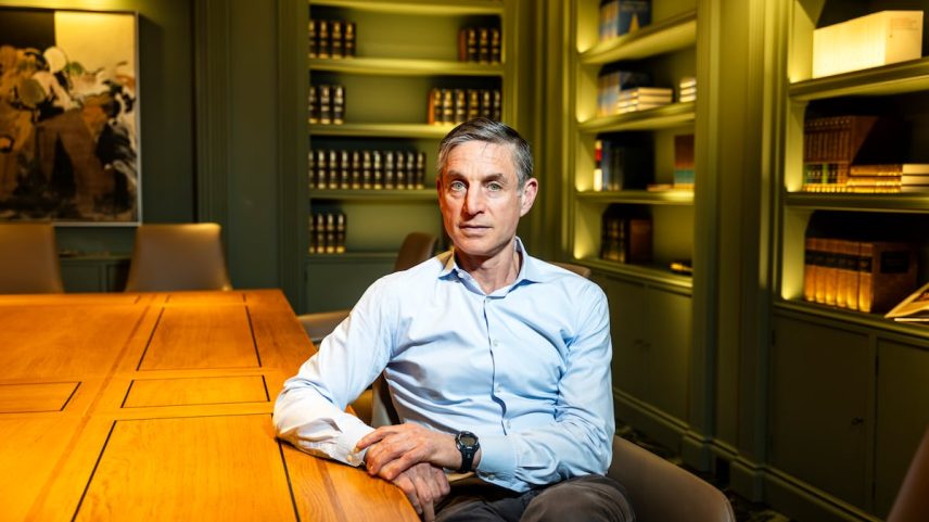 Michael Greenstone posa na sede da Fundação Ramón Areces, em Madrid. (Foto: Claudio Álvarez)