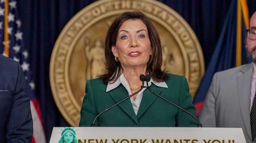 A governadora de Nova York, Kathy Hochul, durante entrevista; política alertou para riscos durante a Copa (Foto: David Dee Delgado - 3.mar.25/Reuters)