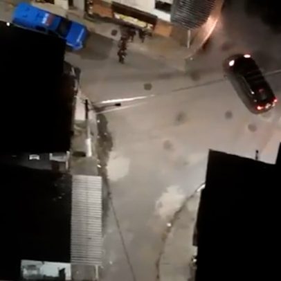 Drone registra criminosos armados em comboio próximo a viatura da PM no Rio