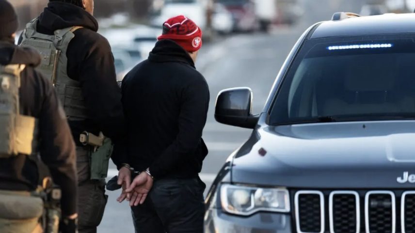 Agentes de imigração prendem um homem de El Salvador em Herndon, Virgínia (Foto: Josh Morgan/Imagn Images via The New York Times)