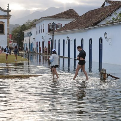 Paraty enfrenta alagamentos e moradores usam caiaques nas ruas durante a Flip