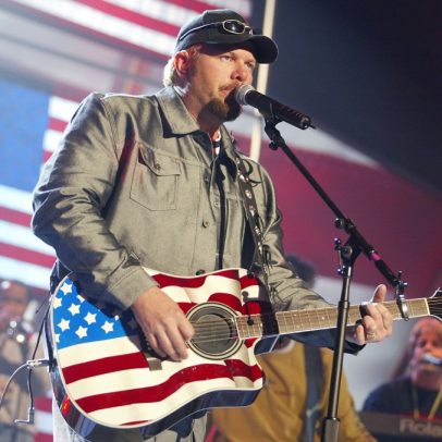Álbum '35 maiores sucessos' de Toby Keith dispara nas paradas após o Dia da Independência