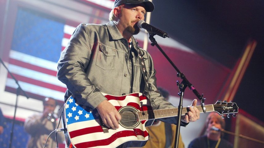 O álbum '35 Biggest Hits' de Toby Keith volta ao top 10 da Billboard 200 após o dia 4 de julho. (Foto: Reprodução)