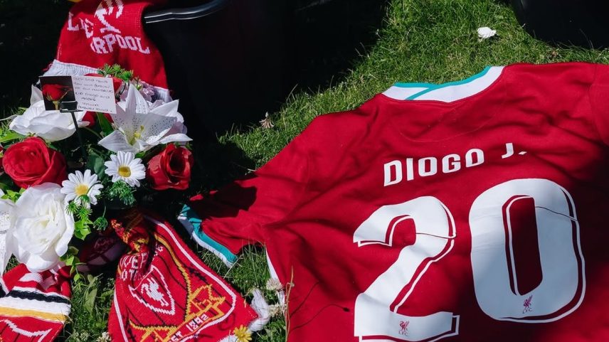 Torcida do Liverpool presta homenagens a Diogo Jota nos arredores de Anfield Road (Foto: Divulgação/Liverpool)