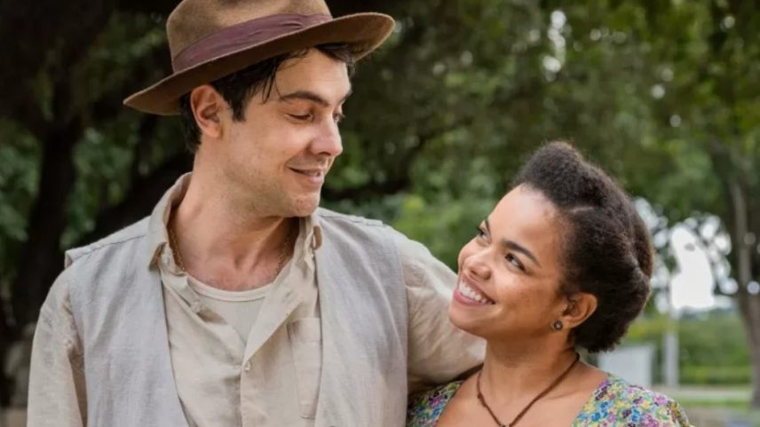 Candinho (Sergio Guizé) e Dita (Jeniffer Nascimento) em 'Êta Mundo Melhor' (Foto: Fábio Rocha/TV Globo)