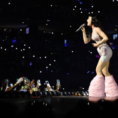 Katy Perry se emociona no palco após separação de Orlando Bloom durante turnê