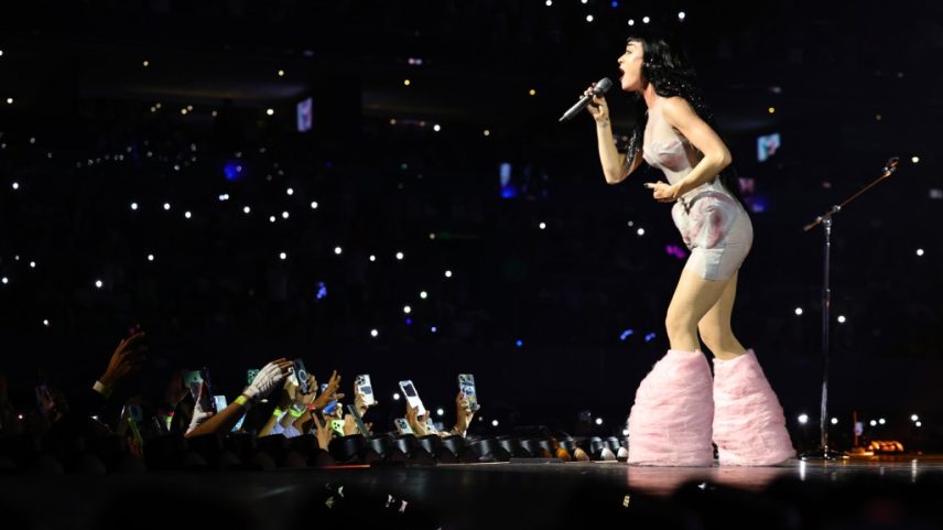 Katy Perry chorou no palco dias após o anúncio de sua separação de Orlando Bloom. O show marca o fim da parte australiana da sua Lifetimes Tour. (Foto: Reprodução)