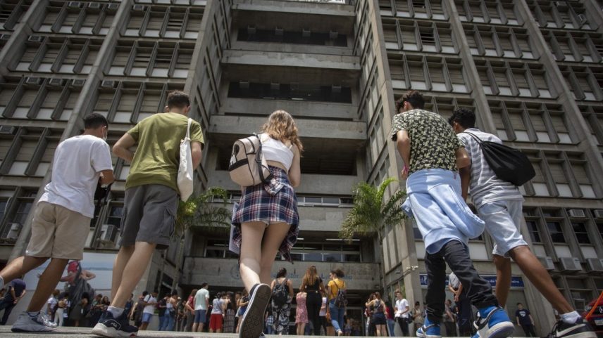 Estudantes entram na Uerj: na semana passada, evento promovido pela Atlética de Engenharia acabou após invasão de dezenas de pessoas — Foto: Márcia Foletto/ Agência O Globo