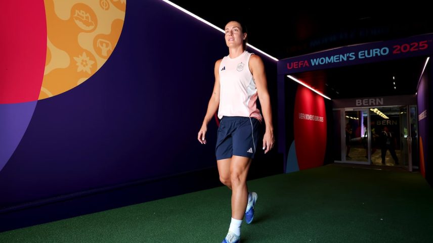 Alexia Putellas sai para o treinamento antes do jogo da Eurocopa Feminina contra Portugal. (Foto: Fran Santiago - UEFA via Getty Images)