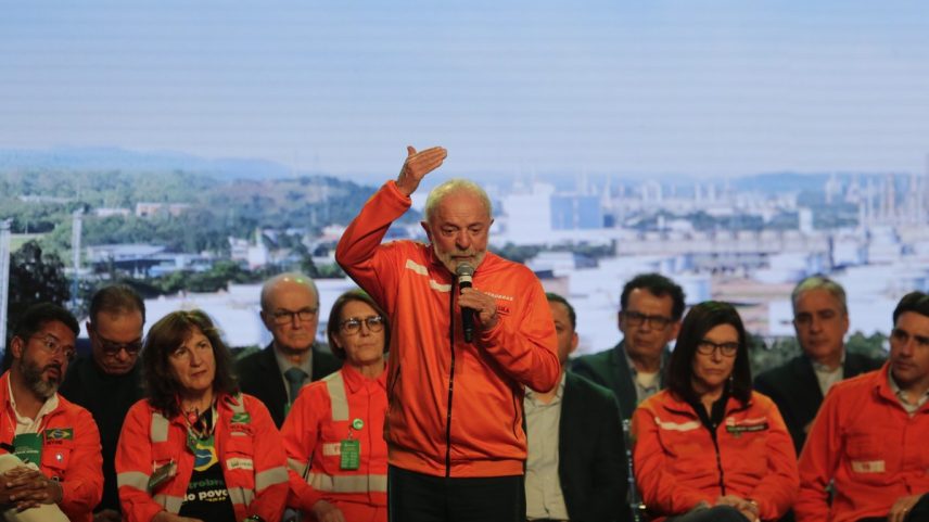Lula participa de evento da Petrobras em Duque de Caxias (RJ) (Foto: Domingos Peixoto / Agência O Globo)