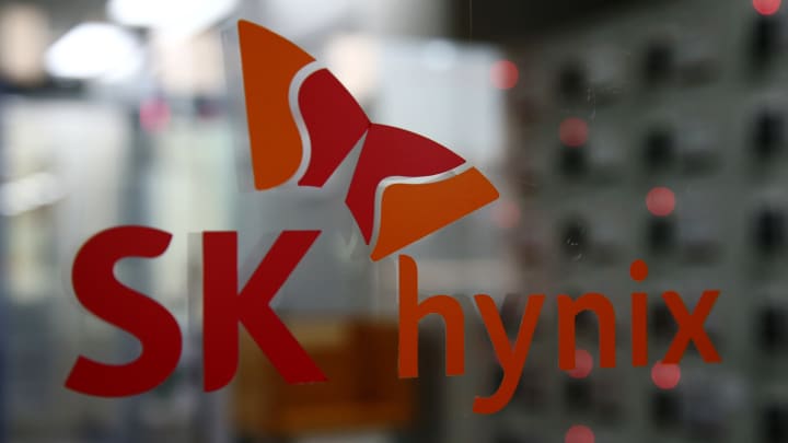 O logo da SK Hynix Inc. é exibido em uma porta de vidro no escritório da empresa em Seul, Coreia do Sul, na segunda-feira, 27 de janeiro de 2014. A SK Hynix pretende selecionar um local nos EUA para sua planta avançada de embalagem de chips e iniciar a construção lá por volta do primeiro trimestre do próximo ano. (Foto: SeongJoon Cho | Bloomberg | Getty Images)