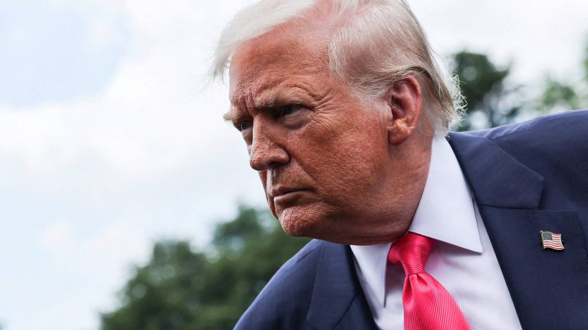 Donald Trump fala com repórteres ao embarcar para a Pensilvânia, no dia 15 de julho (Foto: Jonathan Ernst - 15.jul.25/Reuters)