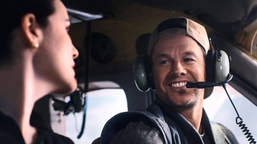 Mark Wahlberg e Michelle Dockery em cena de 'Ameaça no Ar' (Foto: Divulgação)