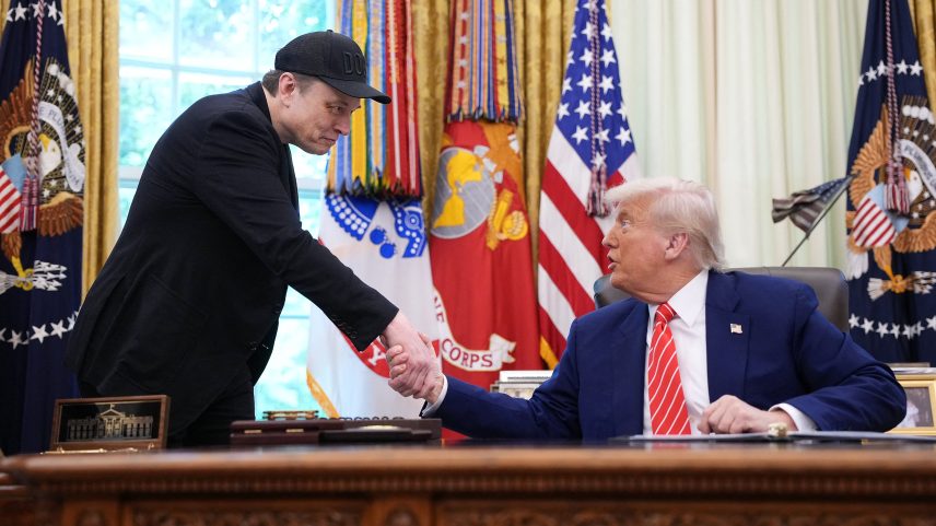 Musk e Trump começaram o ano com uma amizade sólida. Hoje, o espaço é mais para troca de farpas (Foto: Kevin Dietsch/AFP)
