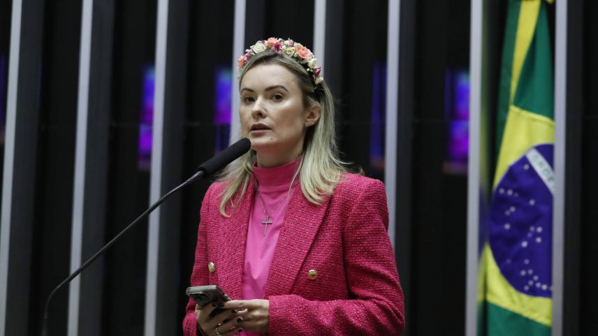 Deputada federal Júlia Zanatta (PL-SC) durante discurso no plenário da Câmara dos Deputados (Foto: Tripe/Divulgação)