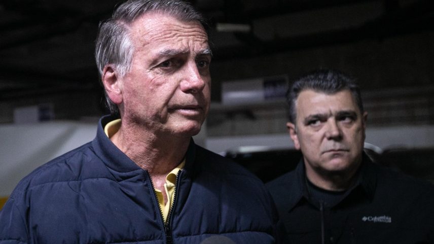 O ex-presidente Jair Bolsonaro fala à imprensa após colocar tornozeleira eletrônica, depois de operação da Polícia Federal (Foto: Brenno Carvalho/Agência O Globo)