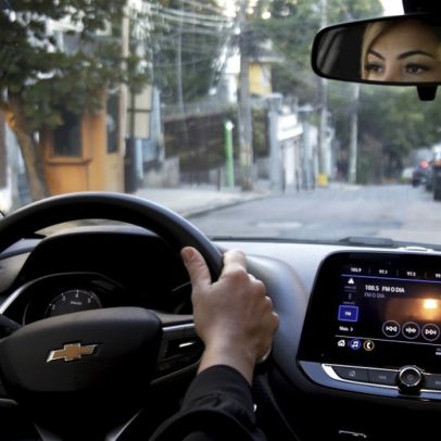 Bandidos atacam motorista em sinal fechado e roubam todos os pertences
