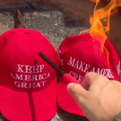 Ex-apoiadores de Trump incendeiam bonés ‘MAGA’ em protesto contra escândalo sexual