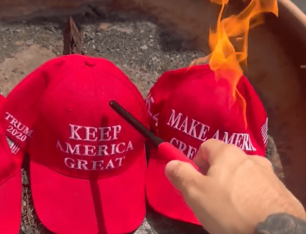 Antigo apoiador de Donald Trump queima bonés com slogan de campanha "Faça a América Grande Novamente". 12/07/2025 (Foto: Build Wealth to buy Freedom/Twitter)