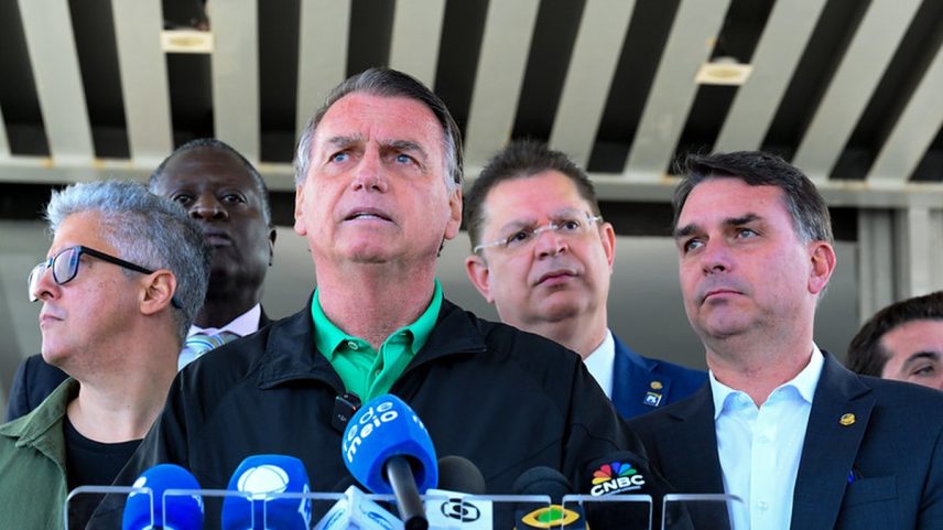Ex-presidente Jair Bolsonaro, em entrevista após visita ao Senado, ao lado de Flávio Bolsonaro — Foto: Edilson Rodrigues/Agência Senado/17-07-2025