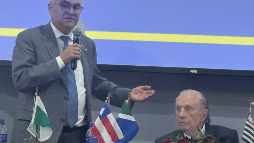 O ex-deputado João Caldas fala durante convenção da DC, ao lado de José Maria Eymael (Foto: Divulgação)