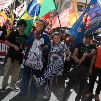 Protesto na Rua 25 de Março critica Trump e defende uso do Pix e tarifas justas