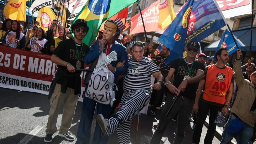 Manifestação do Sindicato dos Comerciários de SP na rua 25 de março em defesa 'dos empregos do comércio, do Pix e da soberania nacional (Foto: Maria Isabel Oliveira/O Globo)