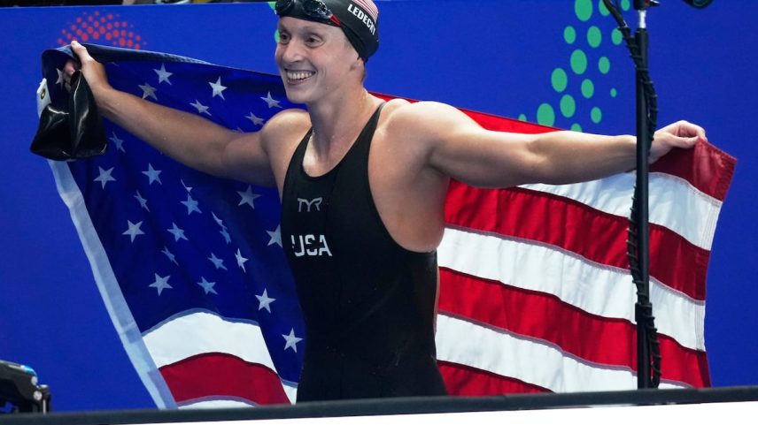 Katie Ledecky celebra após ganhar a medalha de ouro na final dos 1.500 metros livre femininos no Mundial de Natação em Singapura. (Foto: Vincent Thian/AP)