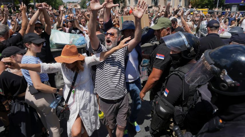 Agentes sérvios desalojavam manifestantes que bloqueavam este lunes uma estrada em Belgrado. (Foto: Darko Vojinovic/AP/LaPresse)