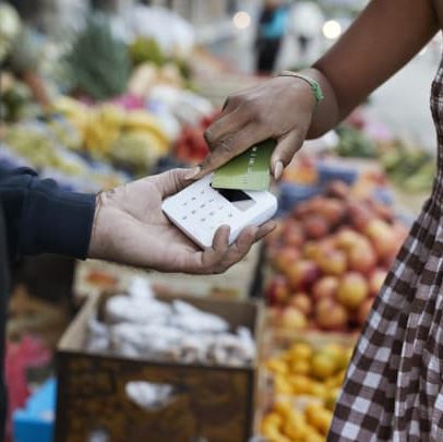 Fed mantém taxa de juros estável e impacta financiamentos e cartões de crédito
